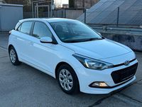 Gebraucht Hyundai i20 101 PS (74 kW) 2015 Weiß Limousine