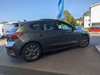 Gebraucht Ford Focus ST-Line X 116 PS (85 kW) 2023 Grau, magneticgrau (metallic) Limousine