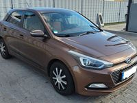 Gebraucht Hyundai i20 90 PS (66 kW) 2015 Braun Kleinwagen