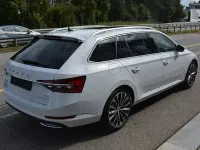 Gebraucht Skoda Superb LAURIN & KLEMENT 280 PS (205 kW) 2023 Moonweiß Kombi