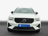 Neu Volvo XC40 Plus 163 PS (119 kW) 2026 Crystal weißperleffekt SUV