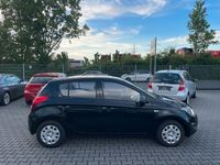Gebraucht Hyundai i20 Edition 75 PS (55 kW) 2013 Schwarz Limousine