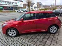 Gebraucht Suzuki Swift Comfort 83 PS (61 kW) 2025 Burning red pearl metallic Kleinwagen
