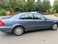 Gebraucht Mercedes E240 177 PS (130 kW) 2003 Blau Limousine