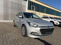 Gebraucht Hyundai i20 Classic 84 PS (61 kW) 2017 Silber Limousine