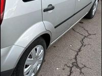 Gebraucht Ford Fiesta Ambiente 80 PS (58 kW) 2005 Silber Kleinwagen