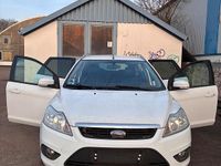 Gebraucht Ford Focus Titanium 125 PS (91 kW) 2009 Weiß Kombi
