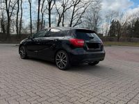 Gebraucht Mercedes A180 122 PS (89 kW) 2015 Schwarz Limousine