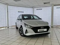 Gebraucht Hyundai i20 101 PS (74 kW) 2023 Sleek silver / met Kleinwagen