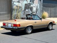 Gebraucht Mercedes SL380 155 PS (114 kW) 1984 Gold metallic Cabrio