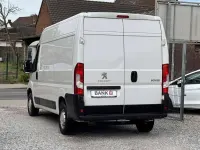 Gebraucht Peugeot Boxer 140 PS (102 kW) 2023 Weiss icy/deckende Van