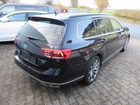 Gebraucht VW Passat R-line 150 PS (110 kW) 2022 Deep black perleffekt Kombi