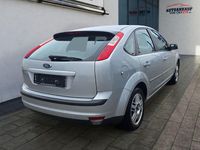 Gebraucht Ford Focus Ghia 101 PS (74 kW) 2005 Silber Limousine