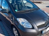 Gebraucht Toyota Yaris 69 PS (50 kW) 2011 Grau Kleinwagen