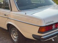 Second-hand Mercedes E230 1984 Alb Berlinǎ