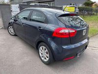 Gebraucht Kia Rio Attract 86 PS (63 kW) 2014 (bla) formal deep blue Kleinwagen