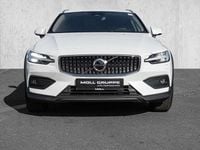 Gebraucht Volvo V60 CC Plus 197 PS (144 kW) 2024 Crystal white pearl / metallic Kombi