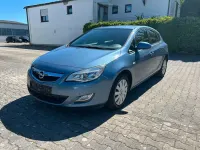 Używany Opel Astra Edition 110 KM (80 kW) 2011 Niebieski Sedan/Limuzyna