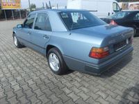 Gebraucht Mercedes E230 132 PS (97 kW) 1984 Blau Limousine