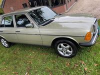 Gebraucht Mercedes 200 109 PS (80 kW) 1982 Silber Limousine