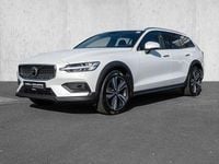 Gebraucht Volvo V60 CC Plus 197 PS (144 kW) 2024 Crystal white pearl / metallic Kombi