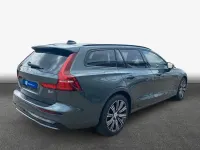 Gebraucht Volvo V60 Plus 197 PS (144 kW) 2025 Forest lake metallic Kombi