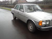 Gebraucht Mercedes E230 136 PS (100 kW) 1982 Silber Limousine