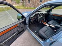 Gebraucht Mercedes E230 130 PS (95 kW) 1993 Blau Limousine