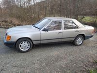 Gebraucht Mercedes E230 136 PS (100 kW) 1985 Gold Limousine