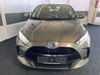 gebraucht Toyota Yaris Hybrid Team Deutschland AUT NAVI LED ACC SHZ 1.5 Dual-...