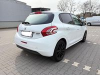 Gebraucht Peugeot 208 81 PS (59 kW) 2015 Weiß Kleinwagen
