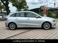 Gebraucht Mercedes B180 136 PS (100 kW) 2019 Iridiumsilber metallic Kleinwagen