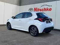 Gebraucht Toyota Yaris Basis 72 PS (52 kW) 2020 Schneeweiß Limousine