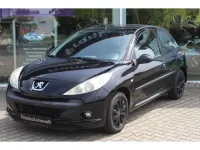 Gebraucht Peugeot 206 60 PS (44 kW) 2010 Lackierung schwarz perla nera/me (metallic) Kleinwagen