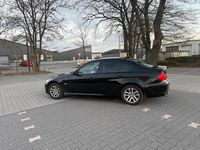 Gebraucht BMW 320 174 PS (127 kW) 2010 Schwarz Limousine