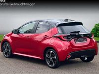Neu Toyota Yaris Hybrid Plus 131 PS (96 kW) 2025 Karminarot/schwarz Limousine