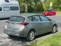 Gebraucht Toyota Auris Hybrid 99 PS (72 kW) 2019 Grau Limousine