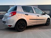 Gebraucht Renault Clio III 75 PS (55 kW) 2012 Silber Kleinwagen