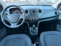 Gebraucht Hyundai i10 Basis 67 PS (49 kW) 2017 Silber Kleinwagen