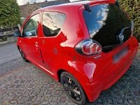 Gebraucht Toyota Aygo 70 PS (51 kW) 2012 Rot Kleinwagen