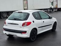 Gebraucht Peugeot 206 68 PS (50 kW) 2012 Weiß Limousine