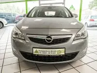 Gebraucht Opel Astra Cosmo 140 PS (102 kW) 2010 Silbersee/perl silber (m2) Limousine