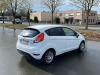 Gebraucht Ford Fiesta 101 PS (74 kW) 2013 Weiß Kleinwagen
