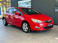 Używany Opel Astra Design Edition 101 KM (74 kW) 2011 Czerwony Hatchback