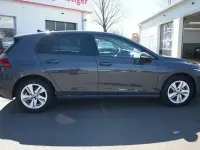 Gebraucht VW Golf VIII Life 131 PS (96 kW) 2023 Grau Limousine