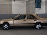 Gebraucht Mercedes E230 132 PS (97 kW) 1988 Gold Limousine