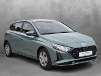Gebraucht Hyundai i20 Select 101 PS (74 kW) 2025 Mangrove green / mic Kleinwagen