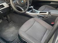 Gebraucht BMW 318 140 PS (102 kW) 2009 Silber Limousine