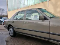 Gebraucht Mercedes E260 160 PS (117 kW) 1987 Grün Limousine