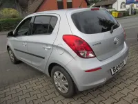 Gebraucht Hyundai i20 Classic 86 PS (63 kW) 2015 Licht silber Kleinwagen